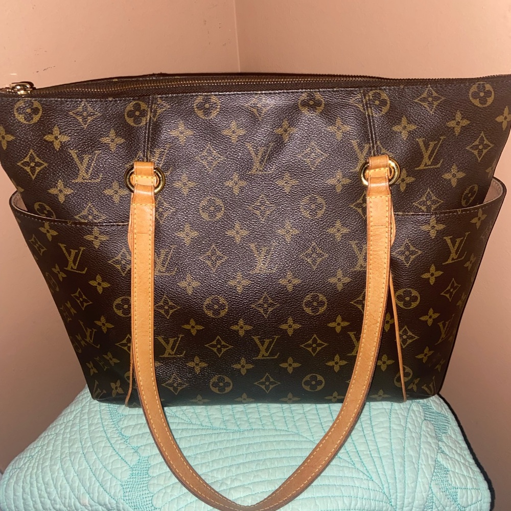 Authentic Louis Vuitton Totally MM, liner and cover
